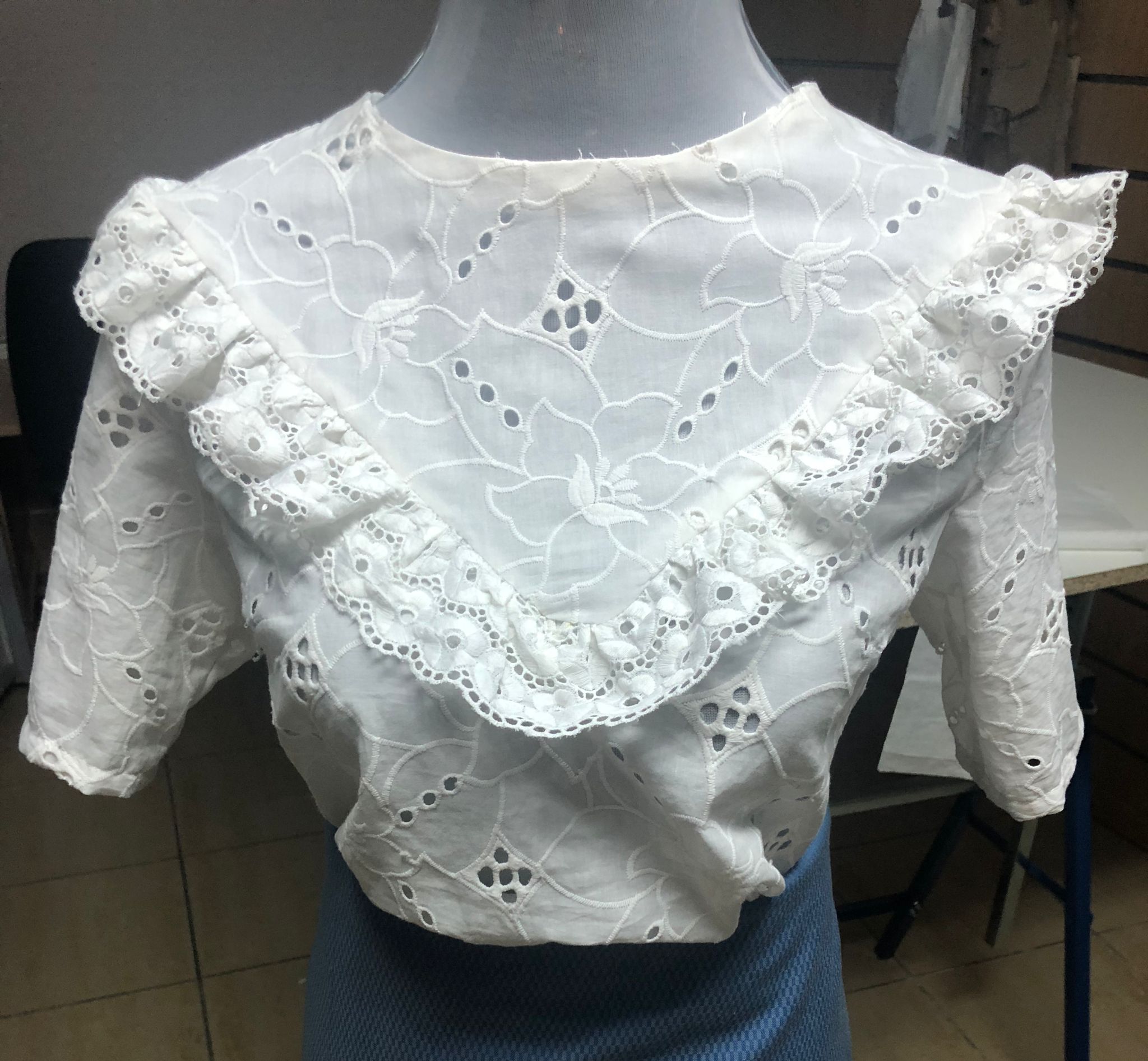 Blusa perforada blanca